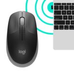Pelė Logitech M190, vaizdas iš šono su matomu USB jungtimi