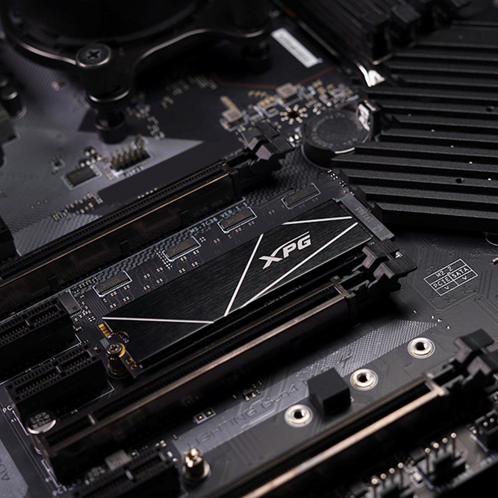 cfe9bcb6-602f-4109-99a1-b7982daa73ed M.2 2280 SSD su PCIe Gen4x4 sąsaja, matomas iš šono