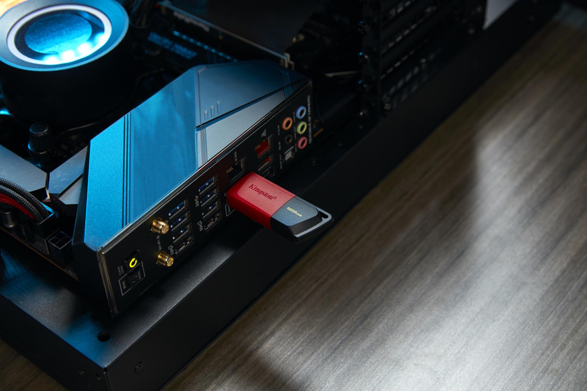 eab93971-34e0-4055-a371-cff9d2a54686 USB atmintinė Kingston DataTraveler Exodia, šoninis vaizdas su judančiu dangteliu