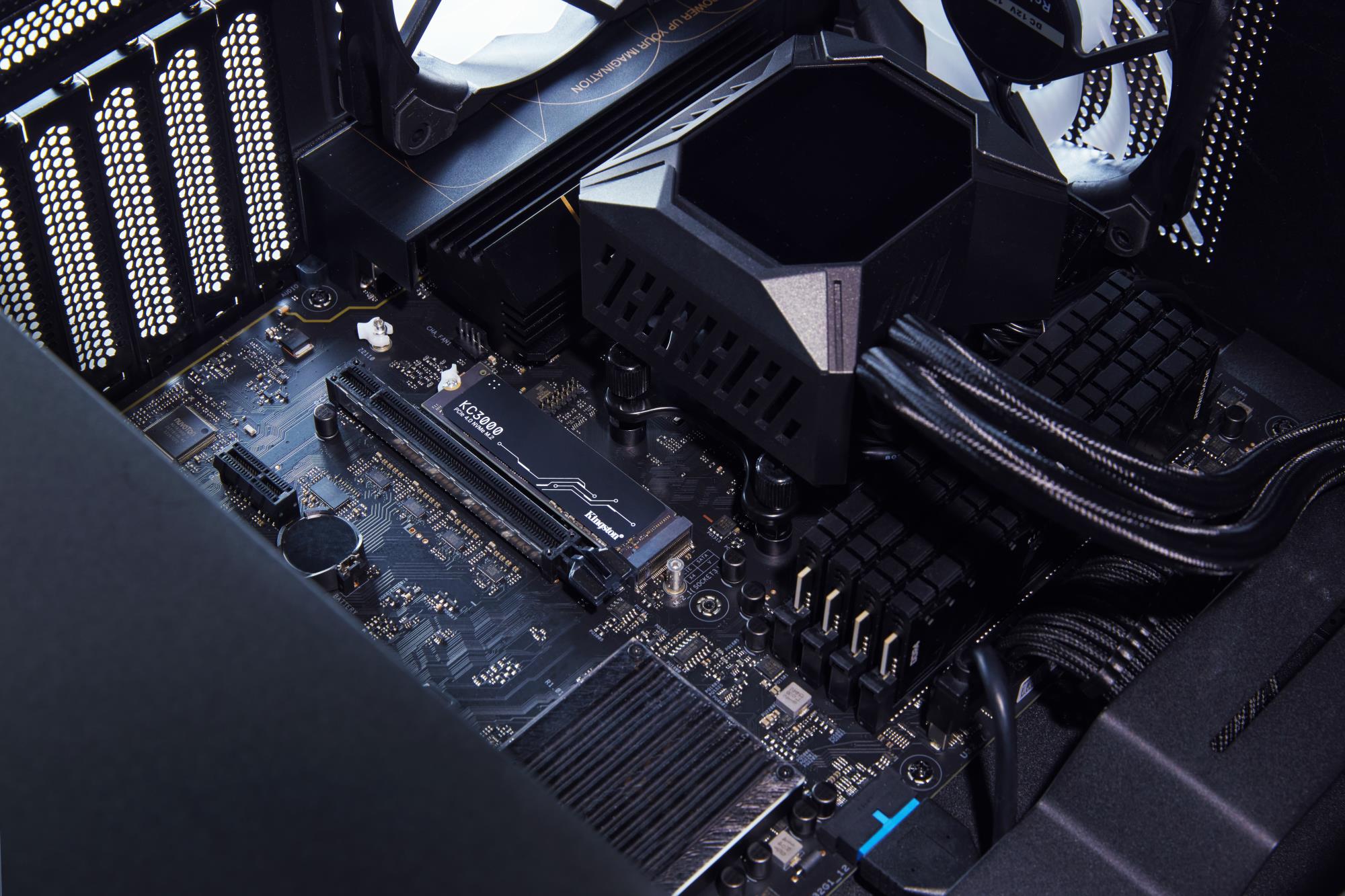 efc3883b-0743-45ff-a2e9-0be8587a8006 SSD Kingston KC3000 M.2 2280 su PCIe 4.0 NVMe sąsaja, šoninis vaizdas