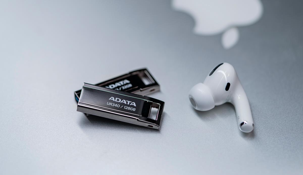 f04234af-f0ae-4166-adc9-53c5415c6a57 USB atmintinė ADATA UR340 128 GB, juoda, šoninis vaizdas