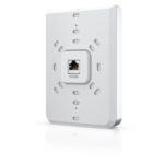 WiFi 6 prieigos taškas U6-IW, šoninis vaizdas su RJ-45 prievadu