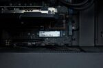 SSD Kingston NV3 M.2 2280, matomas iš šono su jungtimis