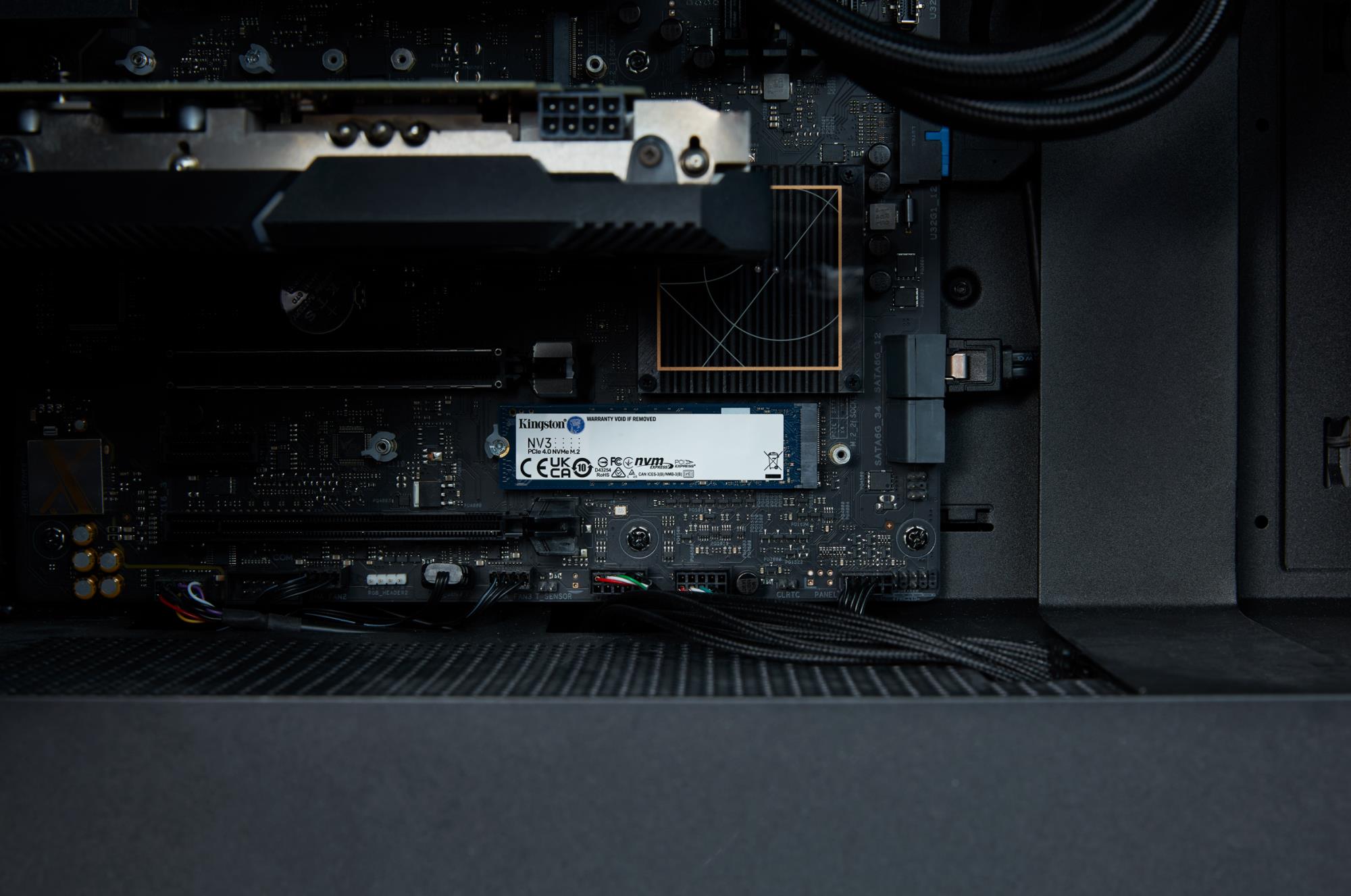 573586eb-6209-4420-9313-90a2811badab SSD Kingston NV3 M.2 2280, matomas iš šono su jungtimis