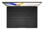 Nešiojamas kompiuteris ASUS Vivobook S 14 OLED su atidarytu ekranu, matomas klaviatūros apšvietimas