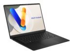 Nešiojamas kompiuteris ASUS Vivobook S 14 OLED, matomas iš šono, su atidarytu ekranu