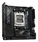 Motininė plokštė Gigabyte B850I AORUS PRO, viršutinė pusė su lizdais ir jungtimis