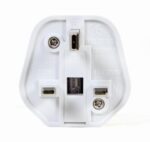 Adapteris su EU Schuko lizdu ir UK kištuku, matomas iš šono
