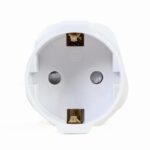 Adapteris su EU Schuko lizdu ir UK kištuku, matomas iš šono