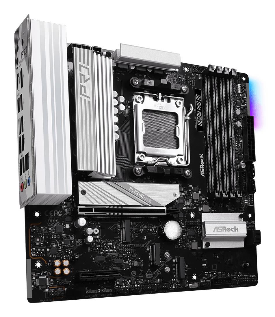 98c2b87a-98a1-4170-9bfe-77c6e764b04f-1 Motininė plokštė ASRock B850M PRO RS, matoma iš šono, su ryškiais jungčių išdėstymais