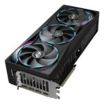 Vaizdo plokštė Gigabyte AORUS GeForce RTX 5070 Ti MASTER 16G iš šono, rodo jungčių išdėstymą