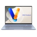 Nešiojamas kompiuteris Asus Vivobook S 16, matomas iš šono, su atidarytu ekranu