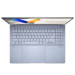 Nešiojamas kompiuteris Asus Vivobook S 16, matomas iš šono, su atidarytu ekranu