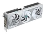 Vaizdo plokštė Gigabyte GeForce RTX 5070 AERO OC 12G, matoma iš šono, su HDMI ir DisplayPort prievadais