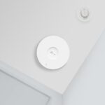 EAP653 WiFi 6 prieigos taškas, matomas iš šono su montavimo priedais