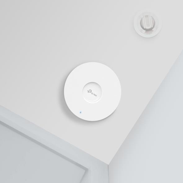 e167d0a6-3698-4a03-adf8-cfd7c9db71b6 EAP653 WiFi 6 prieigos taškas, matomas iš šono su montavimo priedais