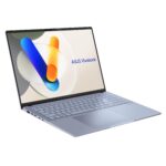 Nešiojamas kompiuteris Asus Vivobook S 16, matomas iš šono, su klaviatūros apšvietimu