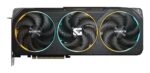 Vaizdo plokštė Gigabyte GeForce RTX 5070 GAMING OC 12G iš šono, rodo jungtis