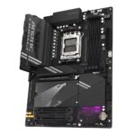 Motininė plokštė GIGABYTE X870AELITEWIFI71.1, šoninis vaizdas su atminties lizdais