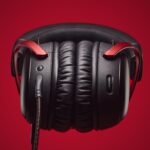 HyperX Cloud III ausinės, matomos iš šono su mikrofonu