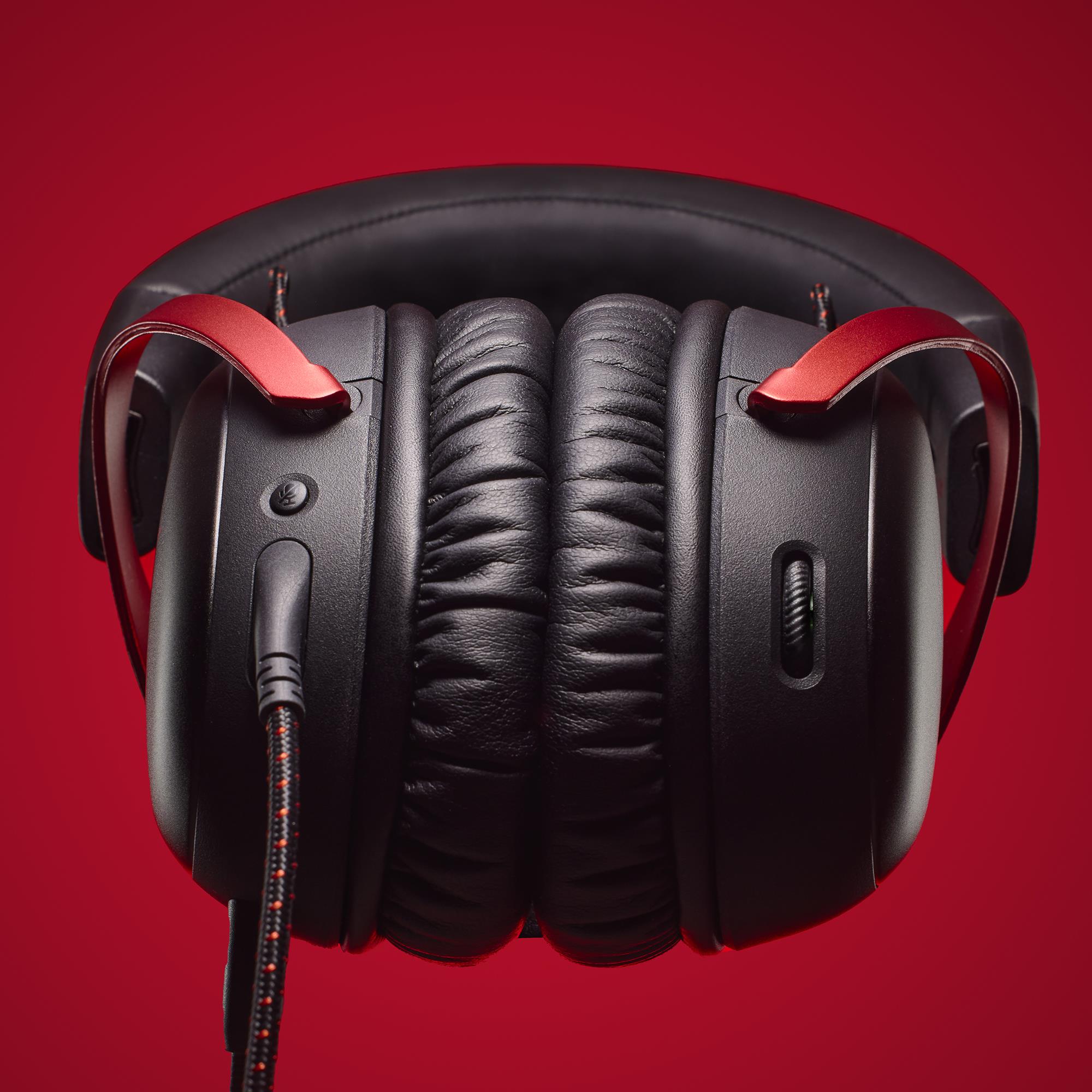 e9e70154-6c48-4f23-ba70-5c52ec384326 HyperX Cloud III ausinės, matomos iš šono su mikrofonu