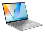 Nešiojamas kompiuteris ASUS VivoBook S14, matomas iš šono su atidarytu ekranu