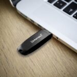 USB atmintinė Intenso 64GB su uždengimu, matoma iš šono