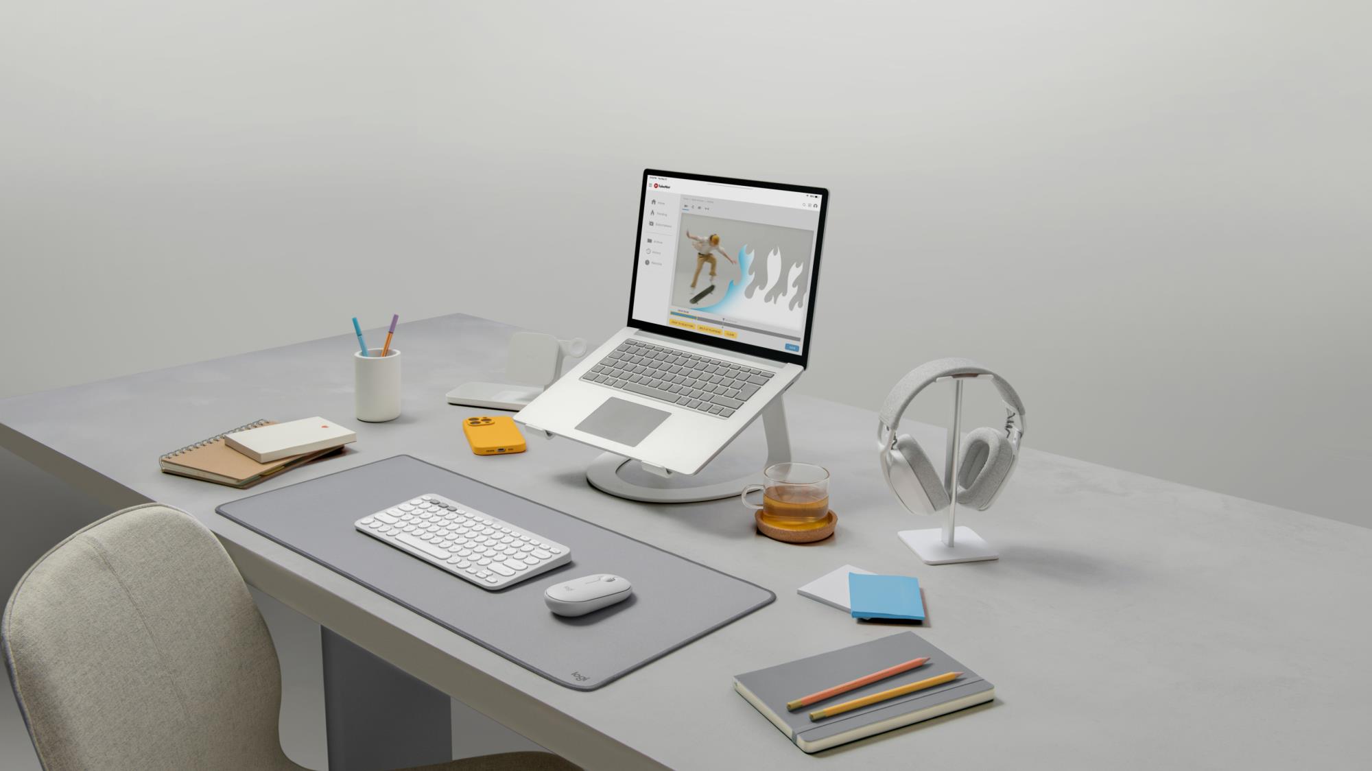 0ad8c8bf-0a6e-47fa-bbf3-5e479de6a578 Pelė Logitech M350S, balta, šoninis vaizdas su mygtukais