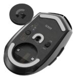 Pelė Logitech G309, juoda, matoma iš šono su mygtukais