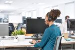 Ausinės Logitech Zone Wired, šoninis vaizdas su mikrofonu