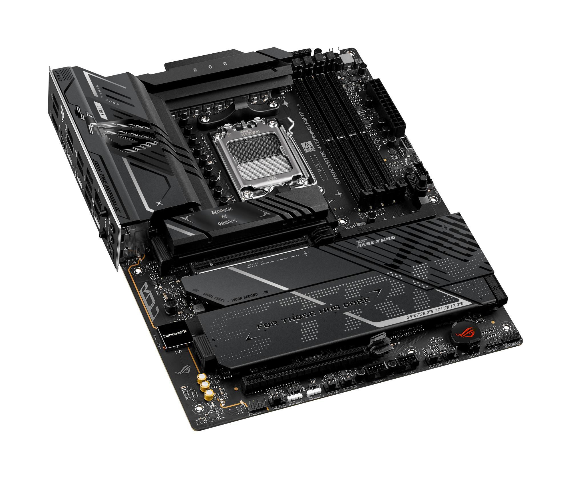 1ce74a5a-efce-4731-8ca1-1a1197f2dfe6-1 ASUS ROG STRIX X870E-H motininė plokštė, šoninis vaizdas su DDR5 atminties lizdais