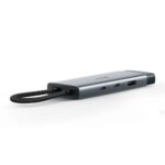 Adapterio priekis su septyniais USB-C prievadais ir HDMI jungtimi