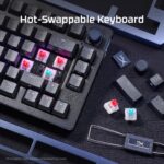 Klaviatūra HyperX Alloy Rise juoda, matoma iš šono su apšvietimu