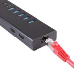 I/O dokas su USB-C jungtimi, matomas iš šono su prijungtais įrenginiais