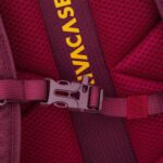 Kuprinė Rivacase 5361 burgundiškai raudona, šoninis vaizdas su užtrauktuku