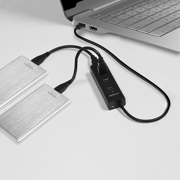 90ef0605-2099-4156-89fd-5d60cfd06c04 USB 3.0 hub'as AXAGON HUE-S2B, vaizdas iš šono su prijungtais įrenginiais