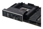 Motininė plokštė ASUS Z890 su matomu I/O jungčių išdėstymu