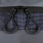 Kuprinė Rivacase Grey Camo, šoninis vaizdas su užtrauktuku ir kišenėmis