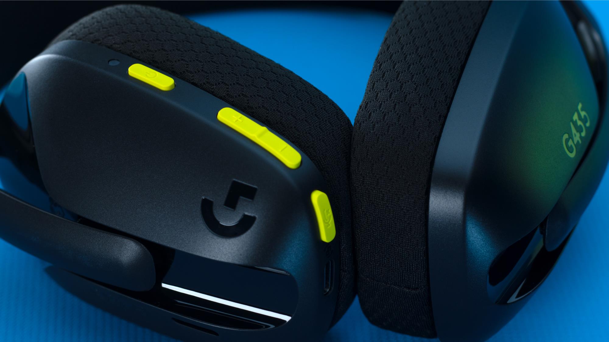a4894350-a868-41ec-a443-f8d5170b047f Ausinės Logitech G435, šoninis vaizdas su geltonais akcentais