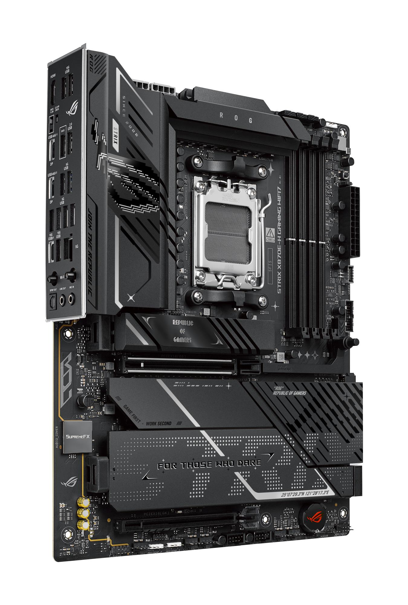 a5046c33-d3b2-4c31-8bfe-de2e76ae1454-1 ASUS ROG STRIX X870E-H motininė plokštė, viršutinis kampas, aiškiai matomi jungčių lizdai
