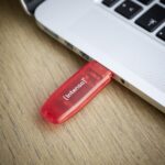USB atmintinė Intenso 128GB su raudonu skaidriu korpusu