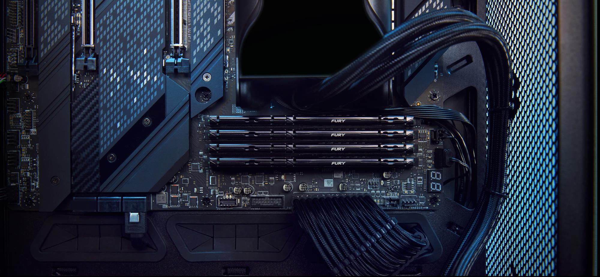 b800a94c-a0fd-43a3-9837-e2078dc1f37c Atminties DIMM 64GB DDR5-6000, šoninis vaizdas su etiketėmis ir jungtimis