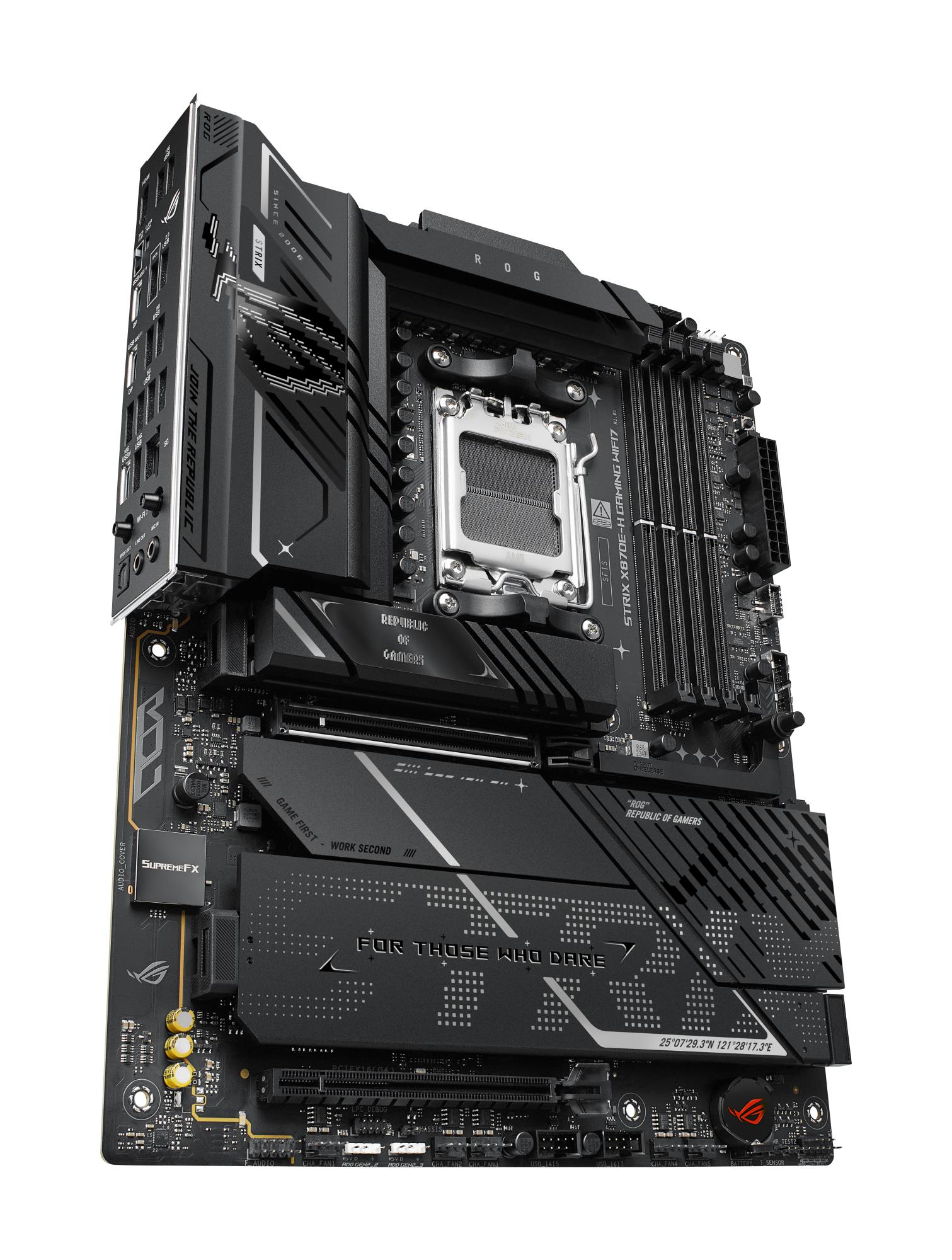 c203b888-4594-460d-9891-d67110c255e8-1 ASUS ROG STRIX X870E-H motininė plokštė, šoninis vaizdas su jungčių išdėstymu