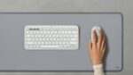 Pelė Logitech M350S balta, matoma iš šono su mygtukais