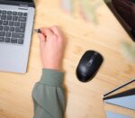 Pelė USB optinė Ozaa/juoda, šoninis vaizdas su mygtukais
