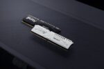 Atminties DIMM 32GB DDR5-6000, šoninis vaizdas su etiketėmis ir specifikacijomis