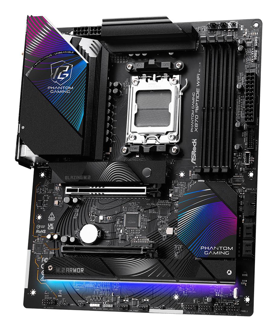 ee92bcd1-f084-40ae-b717-e0d6a8694b0b Motininė plokštė ASROCK X870 Riptide WiFi, matoma iš šono su jungčių išdėstymu