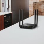 Routeris TP-LINK ARCHERC54, matomas iš šono, su keturiomis antenomis