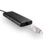 Dokas su USB-C ir HDMI prievadu, matomas iš šono