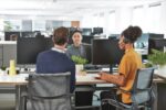 Ausinės Logitech Zone Wired, matomos iš šono su mikrofonu